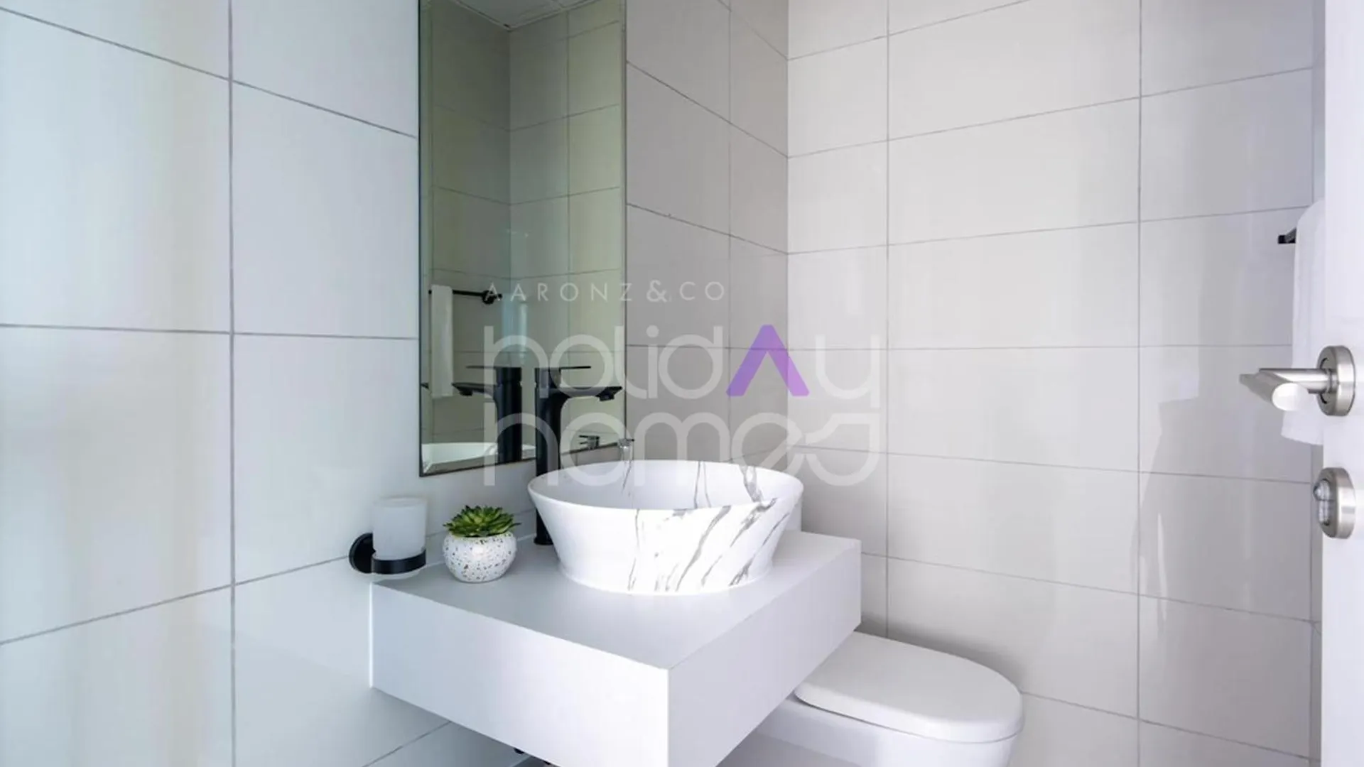 Spacious 1Br Residences At Business Central ドバイ